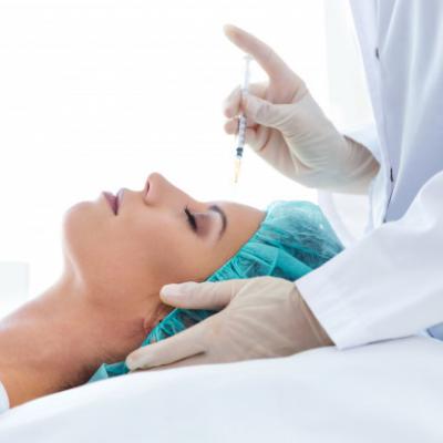 Piekna Mloda Kobieta Dostaje Botox Kosmetyczny Zastrzyk W Jej Twarzy 1301 7795