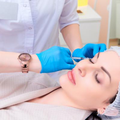 Piekna Mloda Kobieta W Klinice Kosmetologii Estetycznej 83055 873