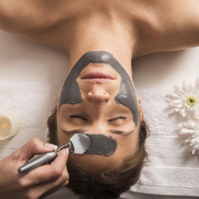 Wysokiego Kata Widok Kobieta Otrzymywa Twarzowa Maske Przy Piekno Salonem 23 2147939942